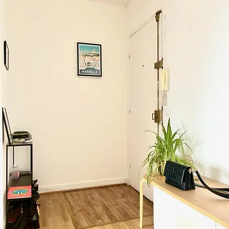 Chambre Tout Confort, Spacieuse, Calme Et Lumineuse Avec Balcon * Paris